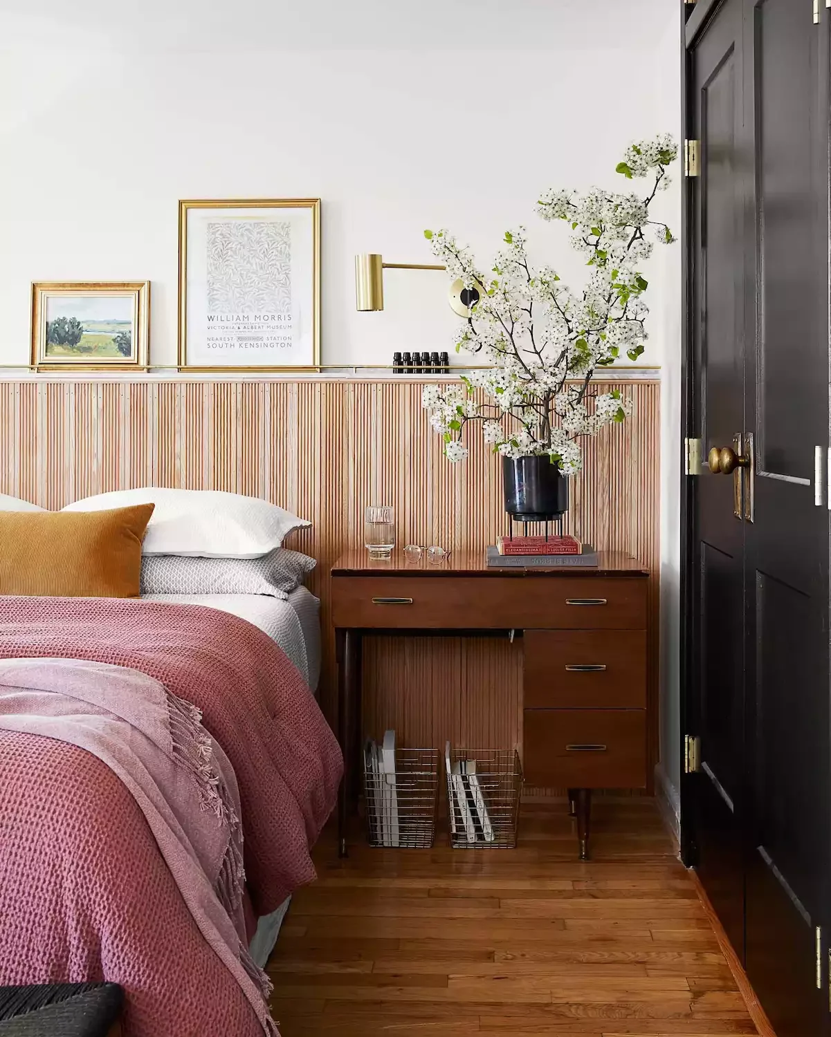 45 Bedroom Office Ideas to Perfect Your Work-Life Balance 42 Set Up a Hot Desk