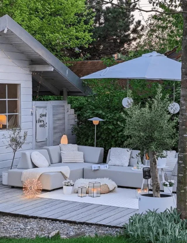 21 Creative Ways to Add Privacy to Your Deck Retreat 13 Set Up a Large Umbrella