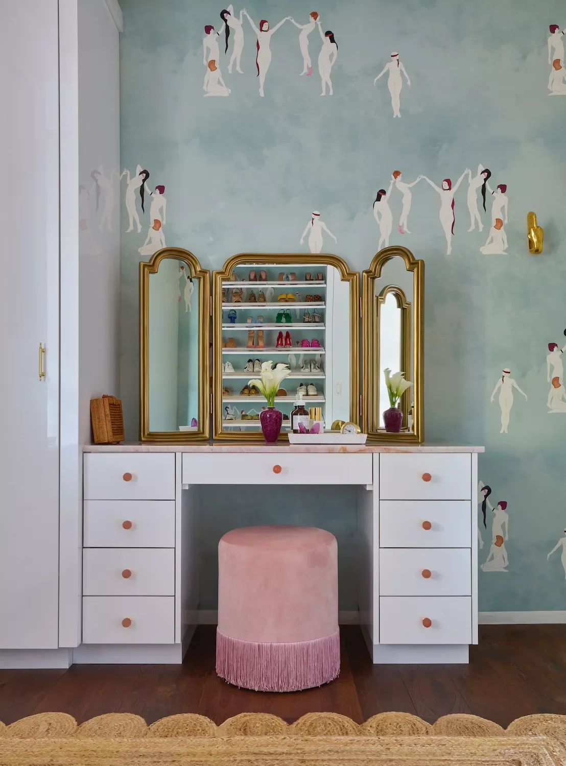 77 Bedroom Design Ideas That Perfectly Balance Personal Style and Sophistication Set Up a Vanity Table