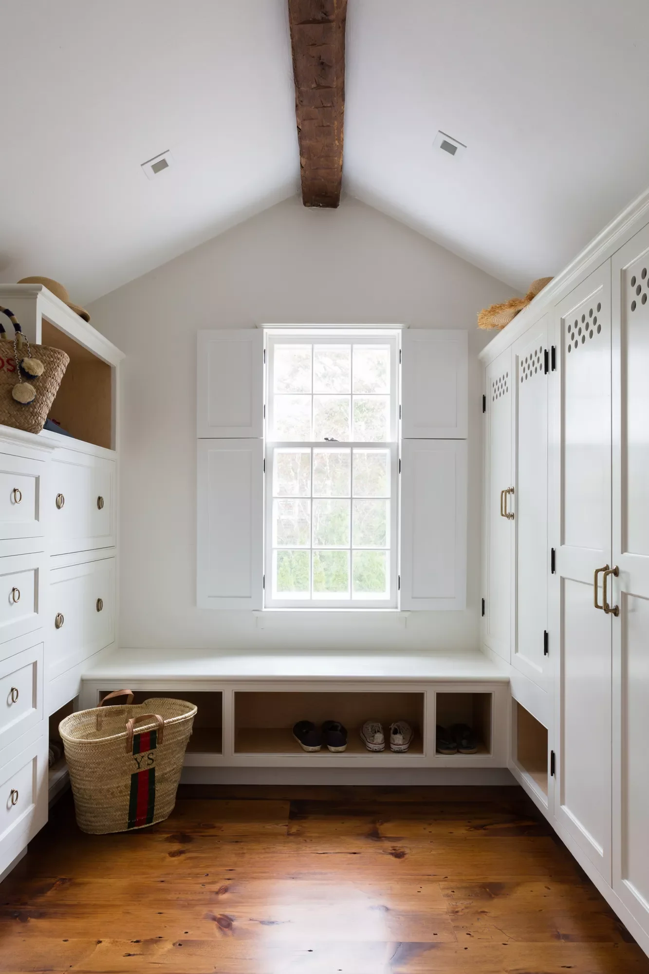 25 Stunning Mudroom Bench Ideas That Combine Style and Storage 3 Shaker-Style Mudroom Bench