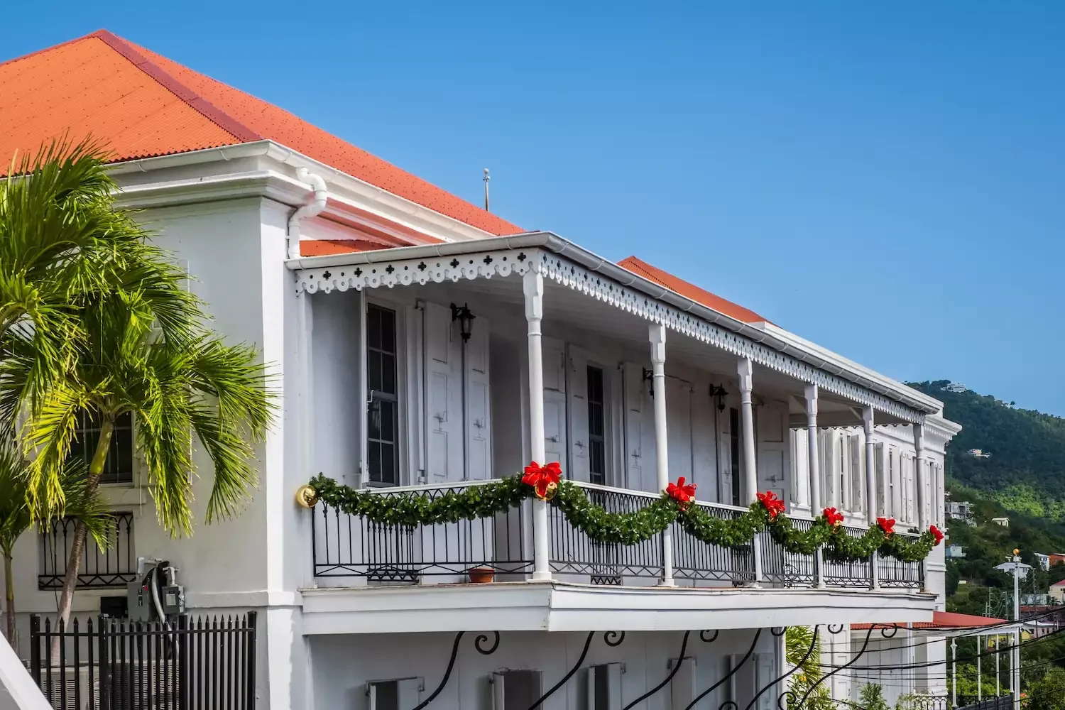 25 Christmas Balcony Ideas That Create a Holiday Wonderland Shared Christmas Balcony