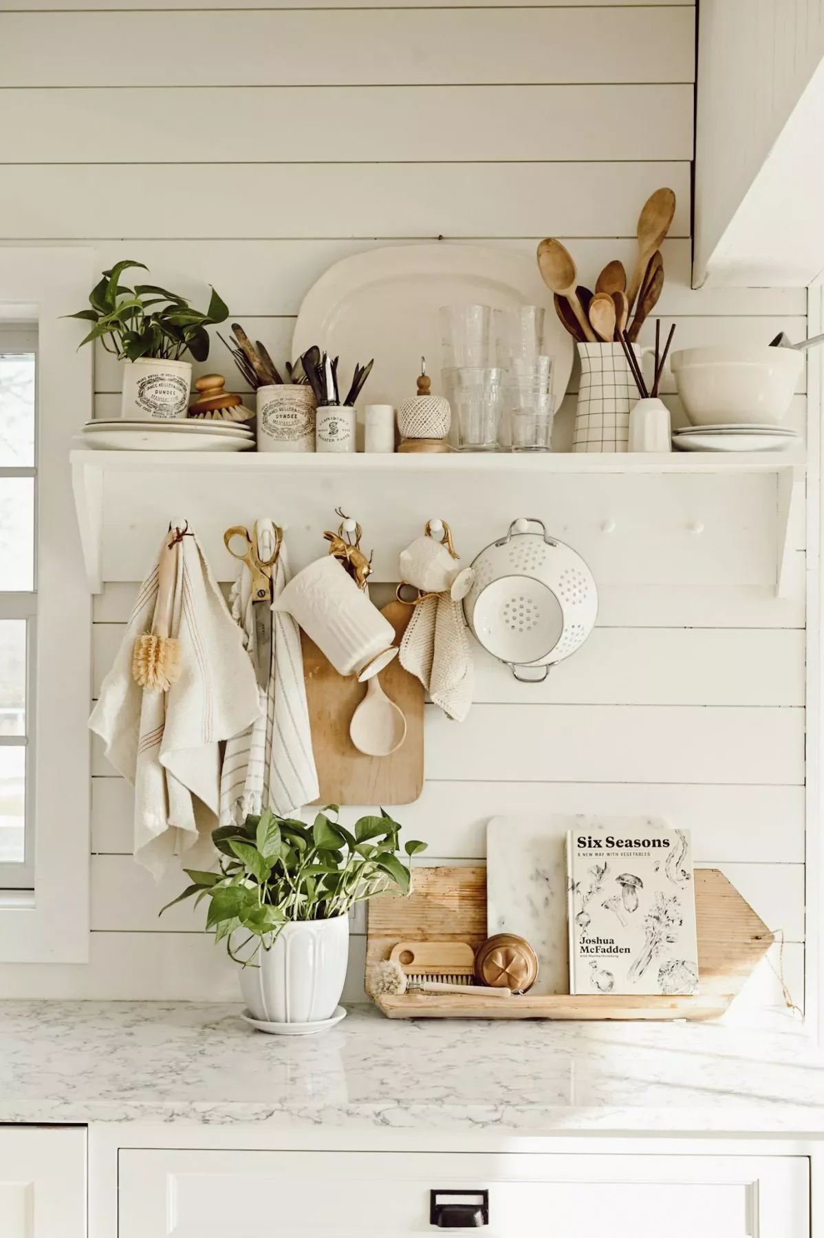 28 Stunning Shiplap Backsplash Ideas That'll Transform Your Kitchen 23 Shiplap With Peg Rail