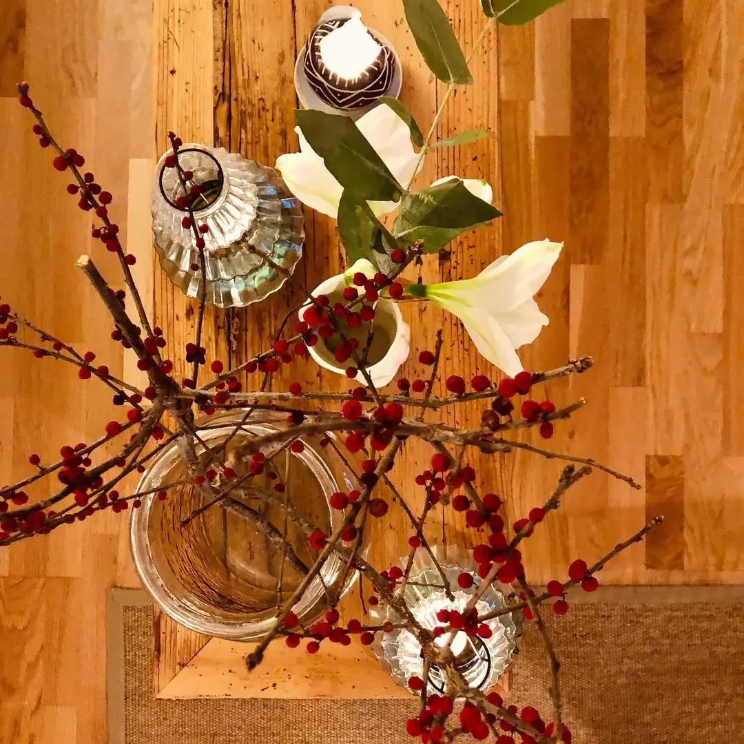 55 Stunning Thanksgiving Décor Ideas to Transform Your Home with Style 51 Shocking Red Berries