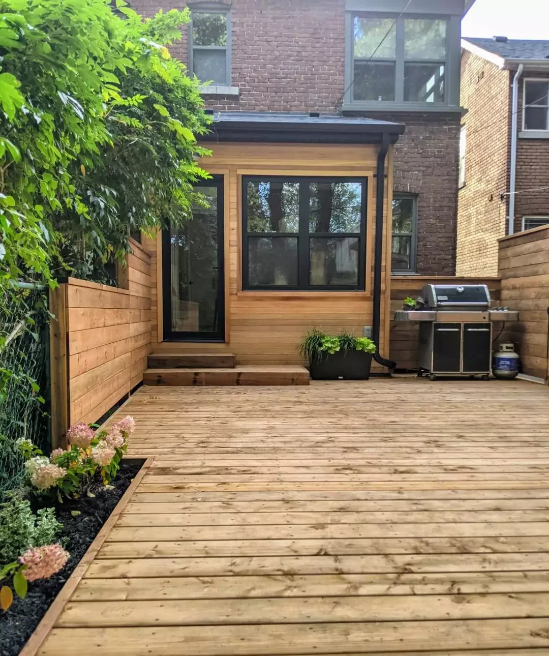 17 Stylish Horizontal Fence Designs That Will Transform Your Outdoor Privacy Short Horizontal Fence on Deck