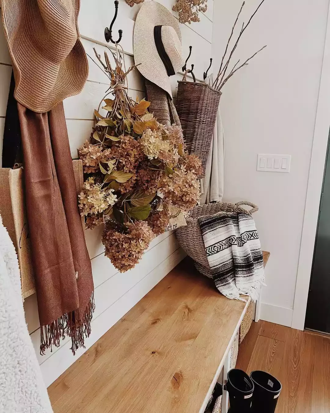 30 Beautiful Modern Farmhouse Entryway Ideas to Create a Stunning First Impression Showcase Dried Flowers