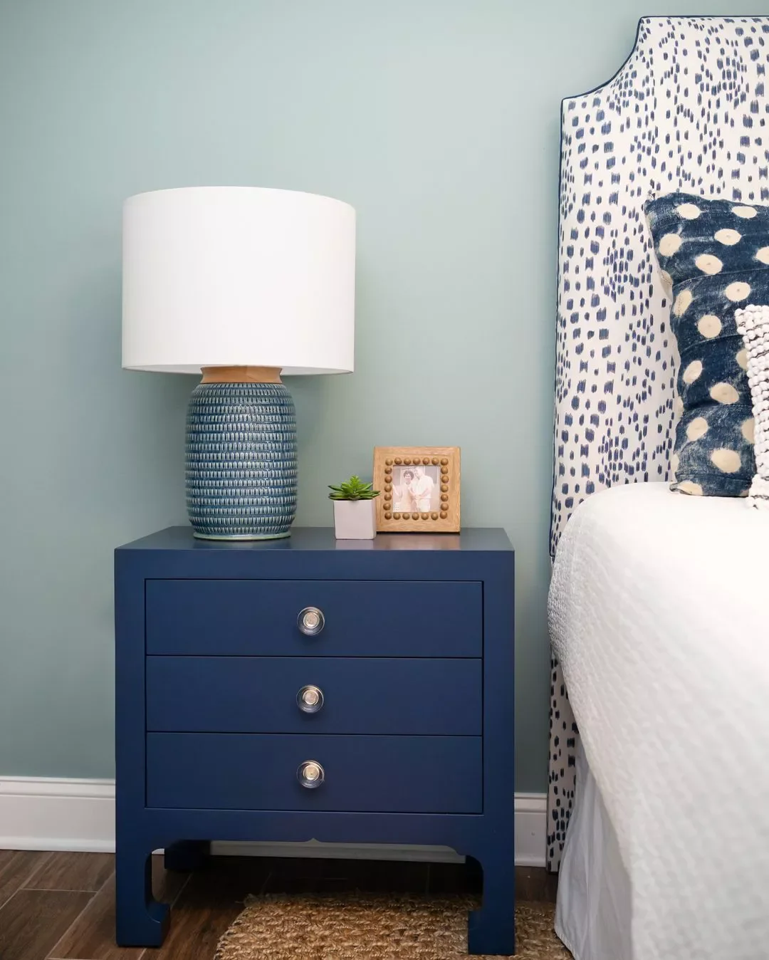 35 Stunning Beach-Inspired Bedroom Ideas That'll Transform Your Space 3 Showcase Lots of Blues