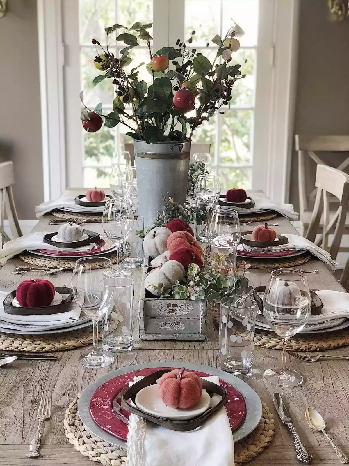 78 Beautiful Fall Table Decorating Ideas to Transform Your Seasonal Celebrations 39 Showcase Velvet Pumpkins