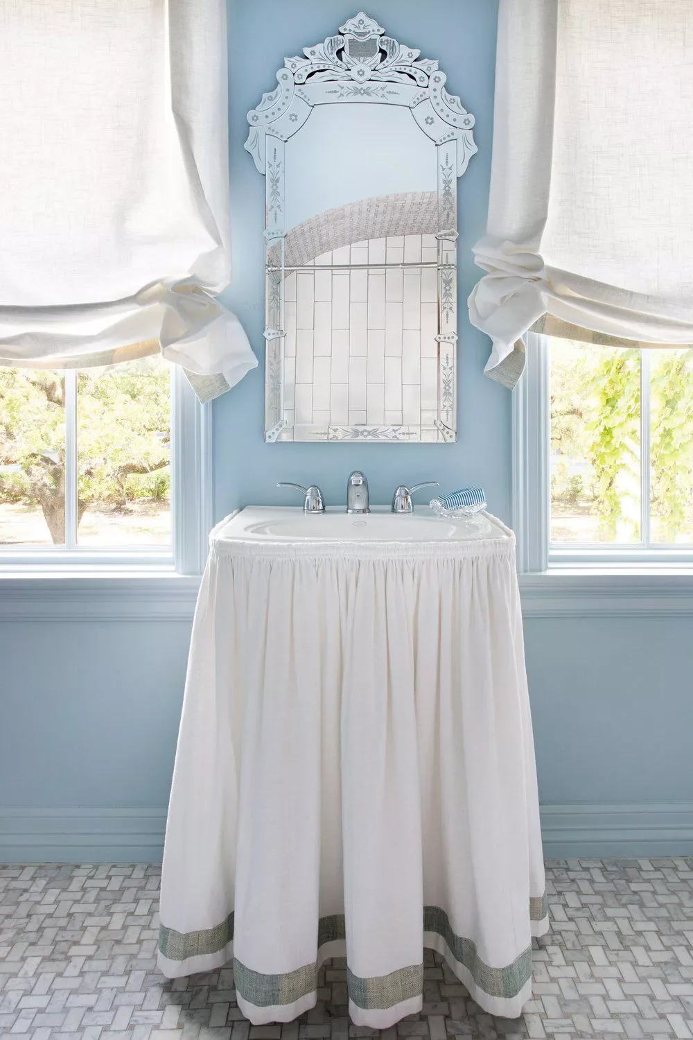 30 Bathroom Wall Decor Ideas That Refresh Your Space This Year Showcase a Vintage Mirror