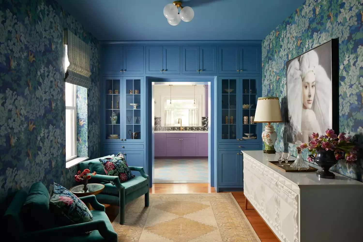 35 Stunning Living Room Wallpaper Ideas to Transform Your Space 16 Showstopping Florals