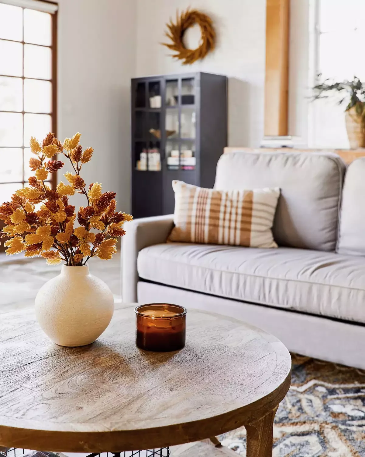 33 Autumn Living Room Ideas That'll Make Your Space Feel Incredibly Cozy 2 Simple Fall Living Room
