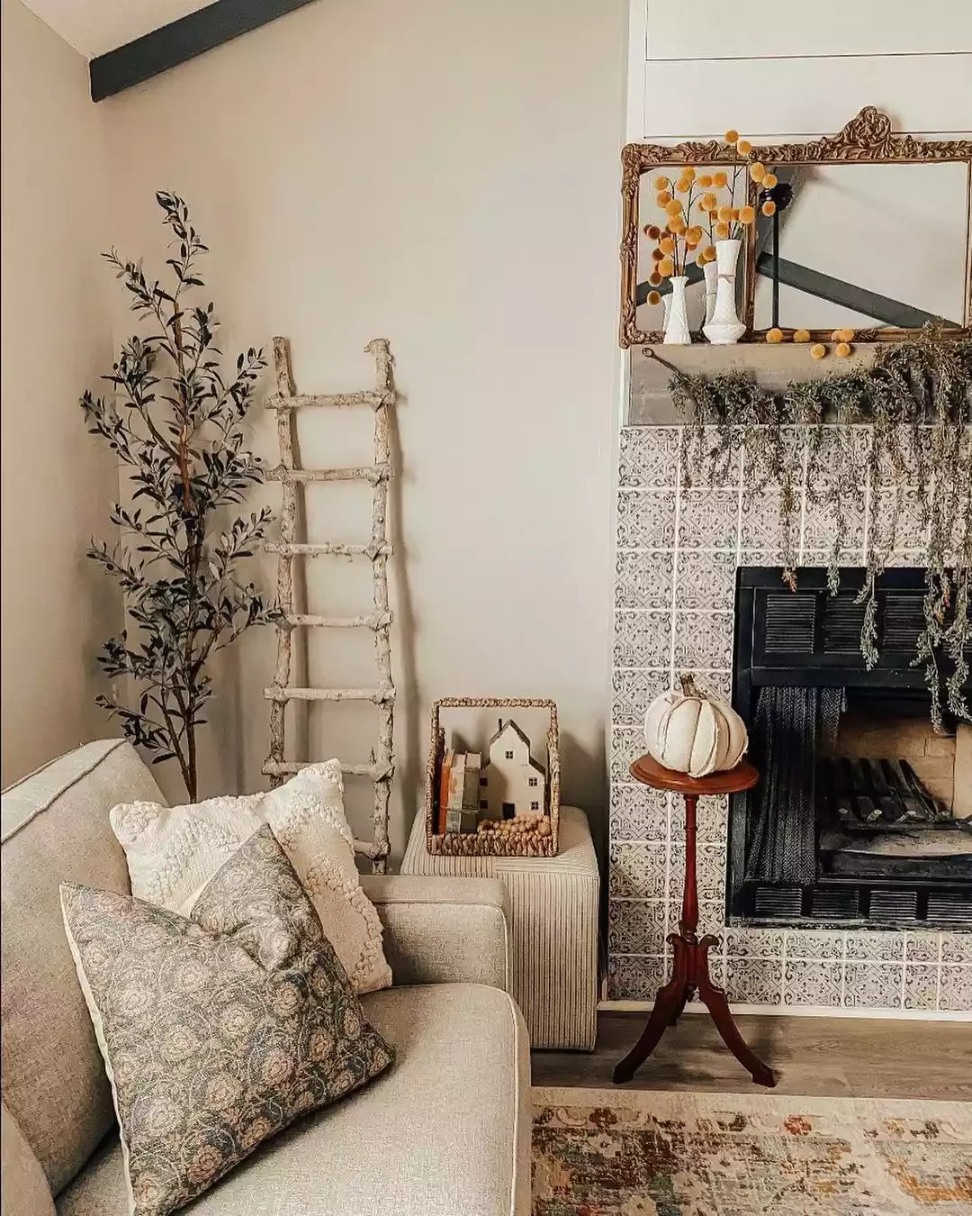 33 Autumn Living Room Ideas That'll Make Your Space Feel Incredibly Cozy 26 Single Pumpkin Display