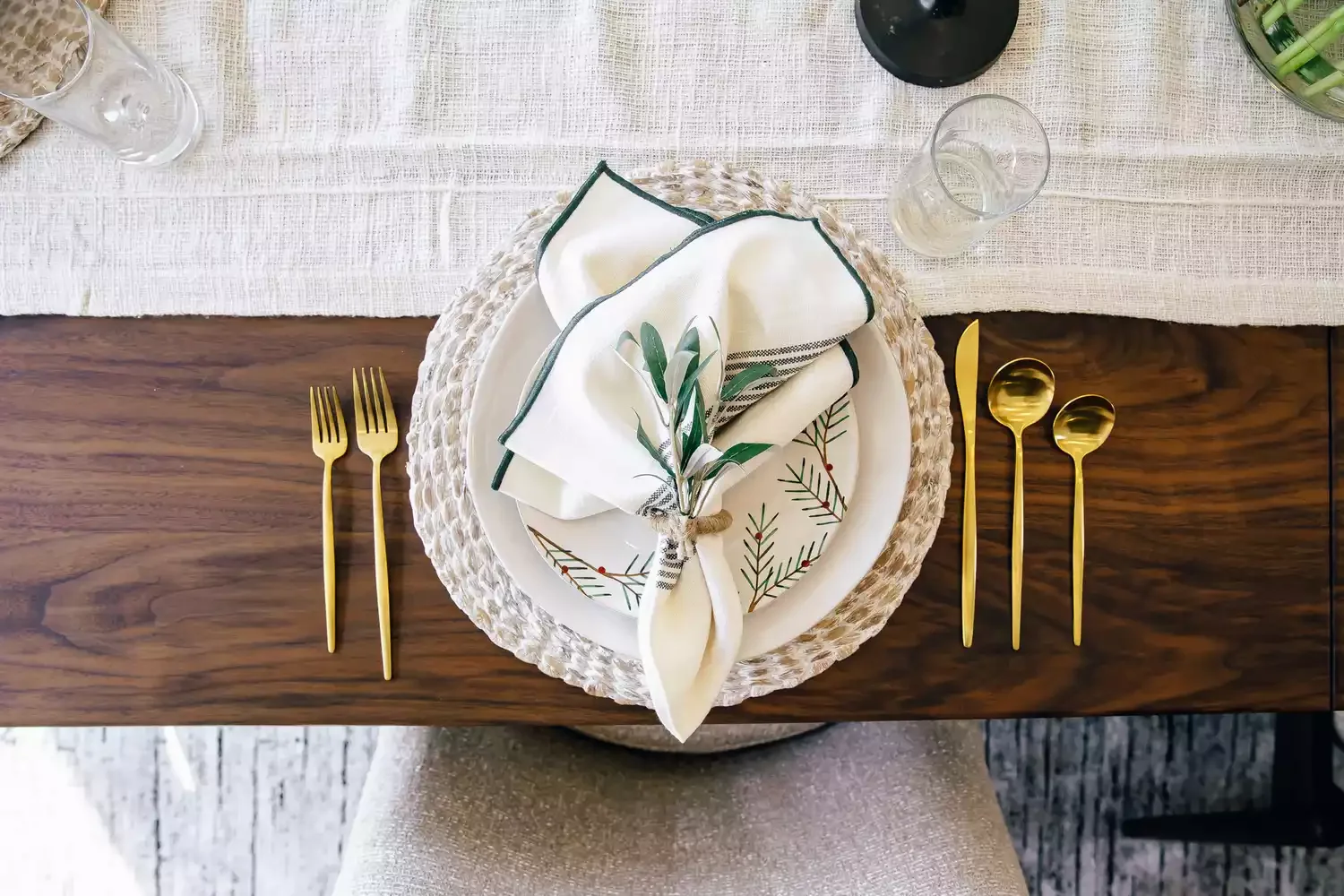 40 Stunning Christmas Table Decor Ideas That Will Make Your Holiday Gatherings Unforgettable 32 Single Swag of Greenery