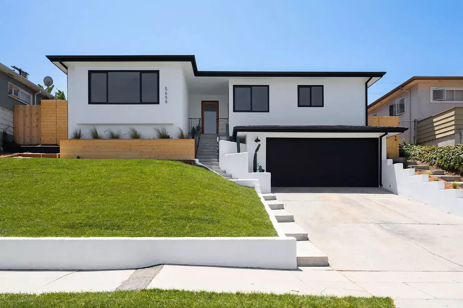 37 Stunning Retaining Wall Ideas to Transform Your Sloped Backyard Sloped Lawn Retaining Wall