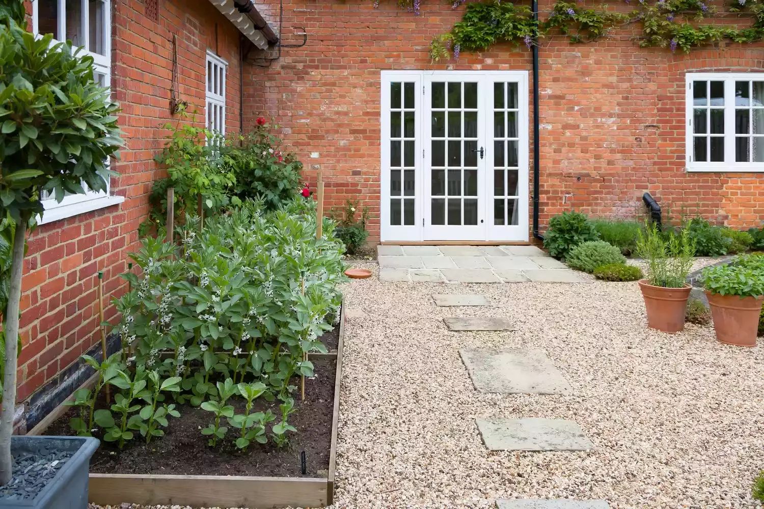 30 Affordable and Creative Ways to Define Your Garden Boundaries Small Garden Raised Bed Border