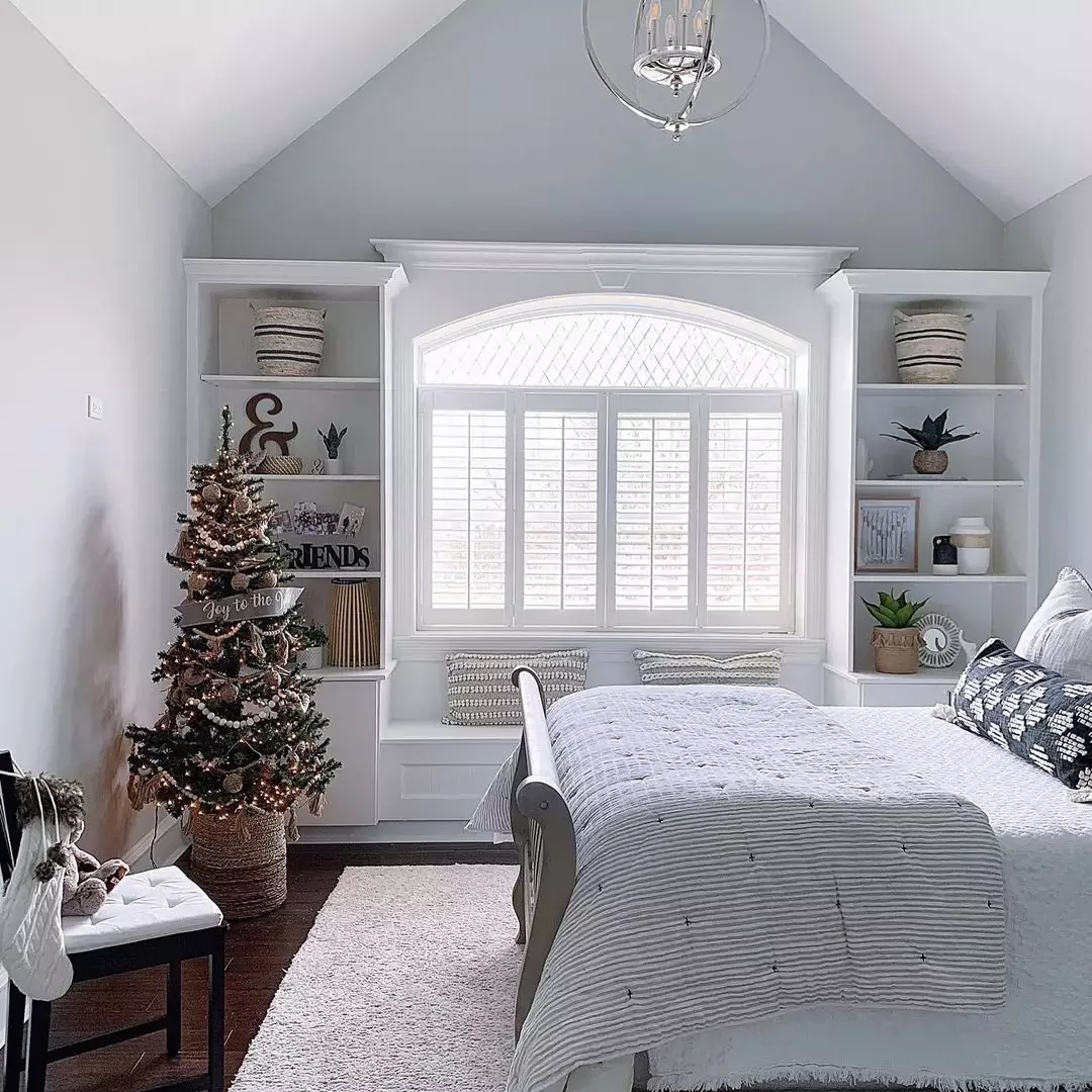 60 Stunning Christmas Tree Ideas to Transform Your Home This Holiday Season 21 Small Guest Room Tree