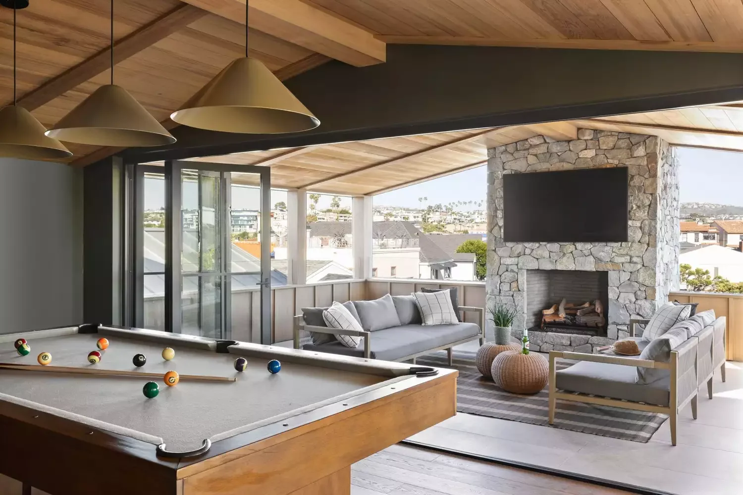 22 Brilliant Outdoor TV Ideas That Transform Your Backyard Into an Entertainment Paradise 5 Small Space Outdoor TV