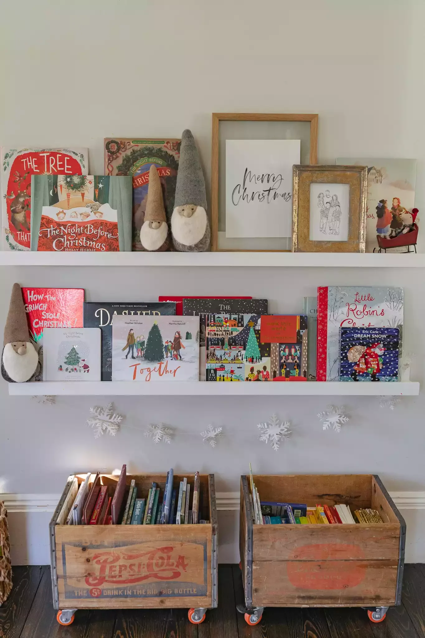 32 Stunning Christmas Wall Decorating Ideas to Transform Your Home Into a Holiday Haven 9 Snowflake Garland