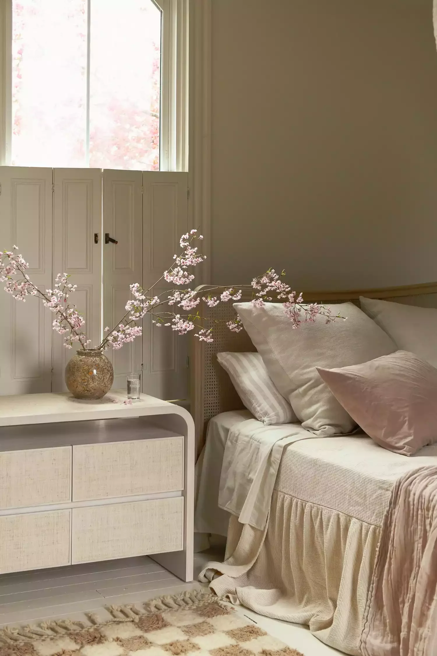 29 Cozy Neutral Bedroom Ideas That'll Make You Never Want to Leave 22 Soft Color Accents
