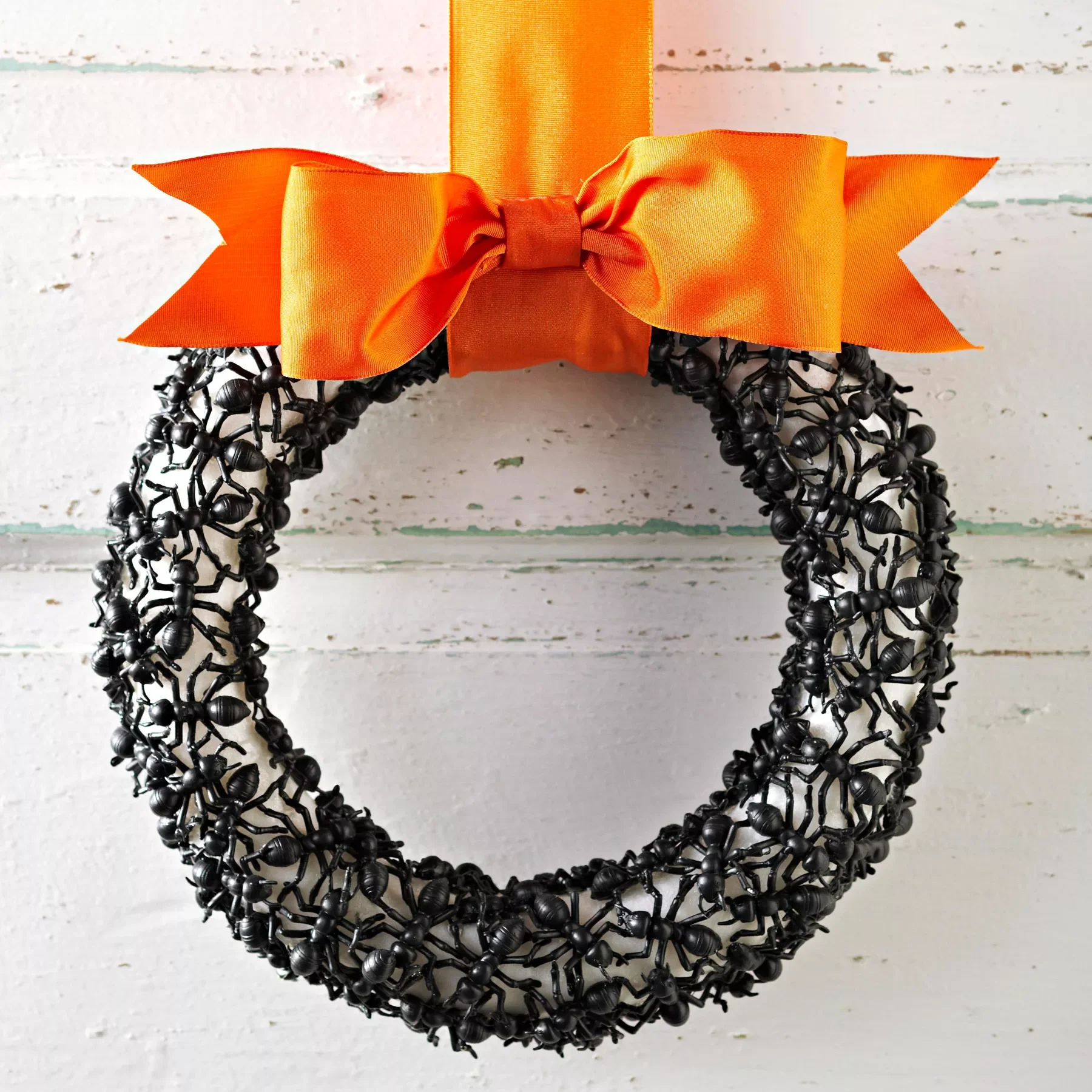 80 Quick Halloween Crafts You Can Complete in One Day 16 Sophisticated Swarm Wreath