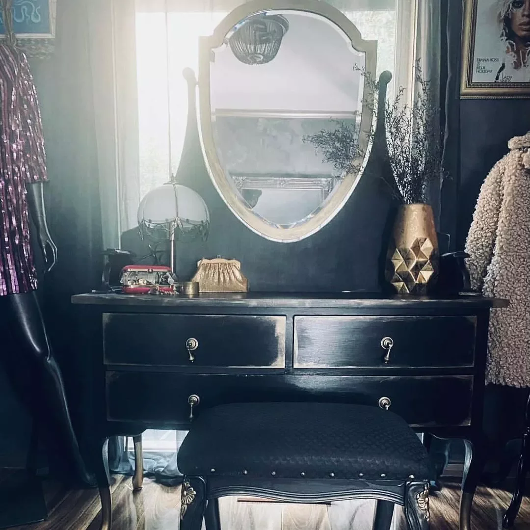 25 Charming Ways to Create Your Dream Vintage-Style Bedroom 4 Source Vintage Furniture