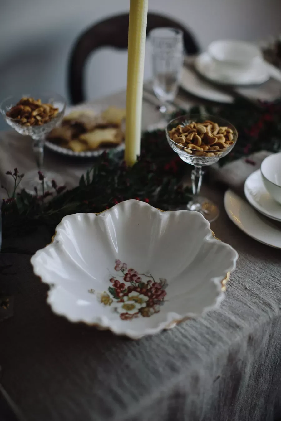 115 Stunning Christmas Decorating Ideas to Transform Your Home This Holiday Season Source Vintage Tableware