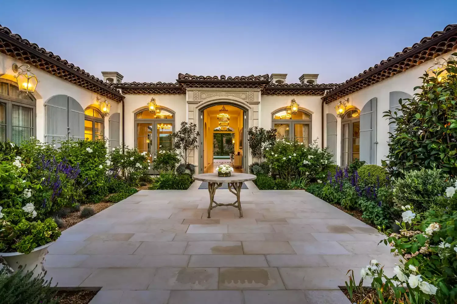 52 Beautiful Courtyard Ideas That Transform Your Outdoor Living Space Southern California Courtyard