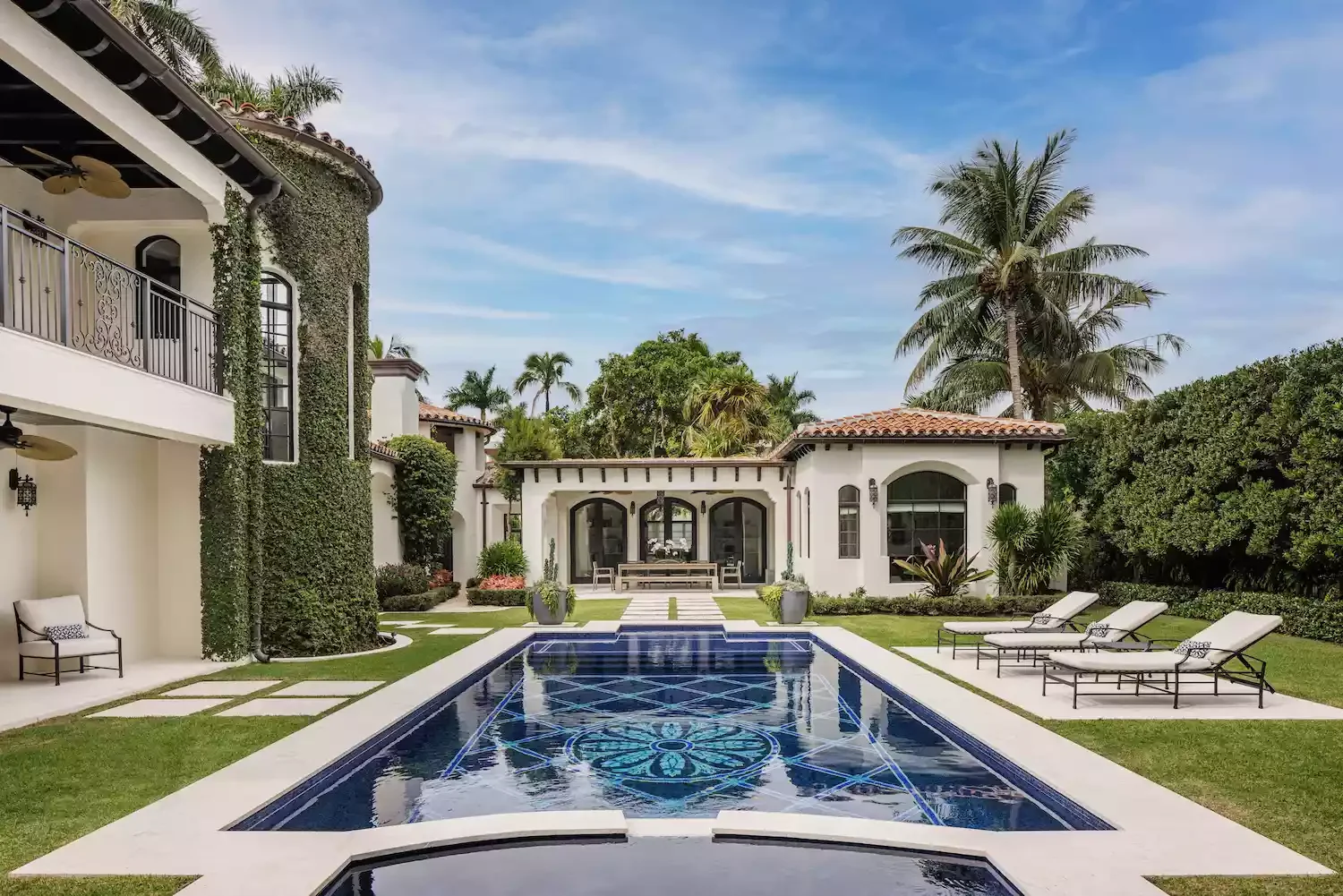 52 Beautiful Courtyard Ideas That Transform Your Outdoor Living Space Spacious Courtyard