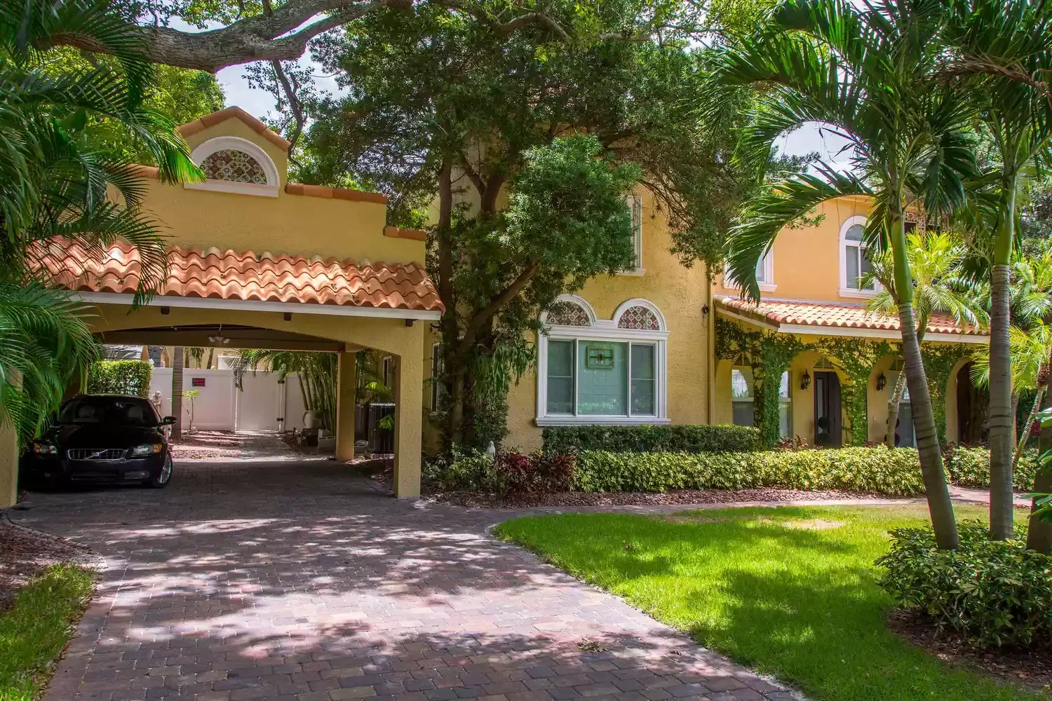 23 Brilliant Carport Designs That Perfectly Merge Beauty and Practicality 2 Spanish-Styled Tiled Roof Carport