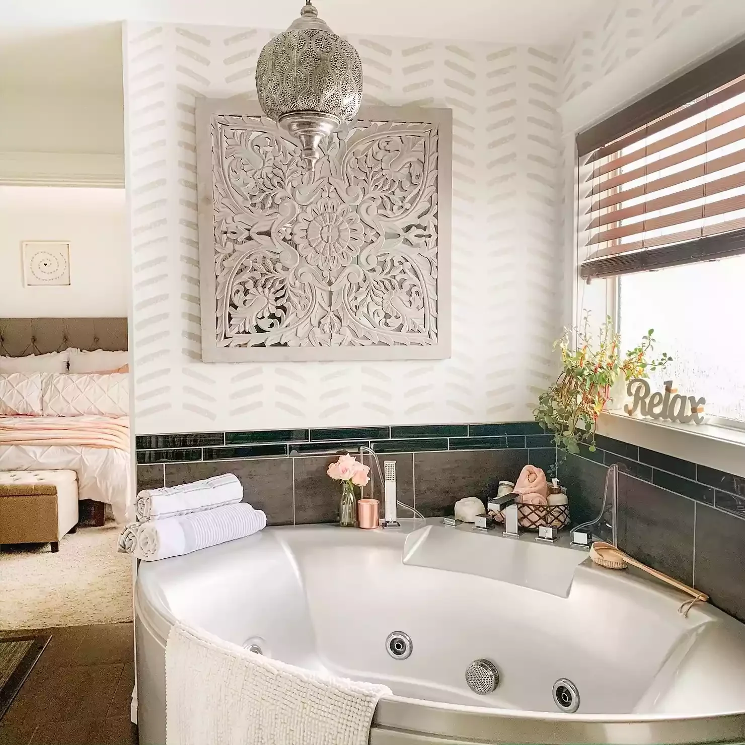 72 Budget-Friendly DIY Home Decor Ideas for Every Skill Level Sponge Accent Wall