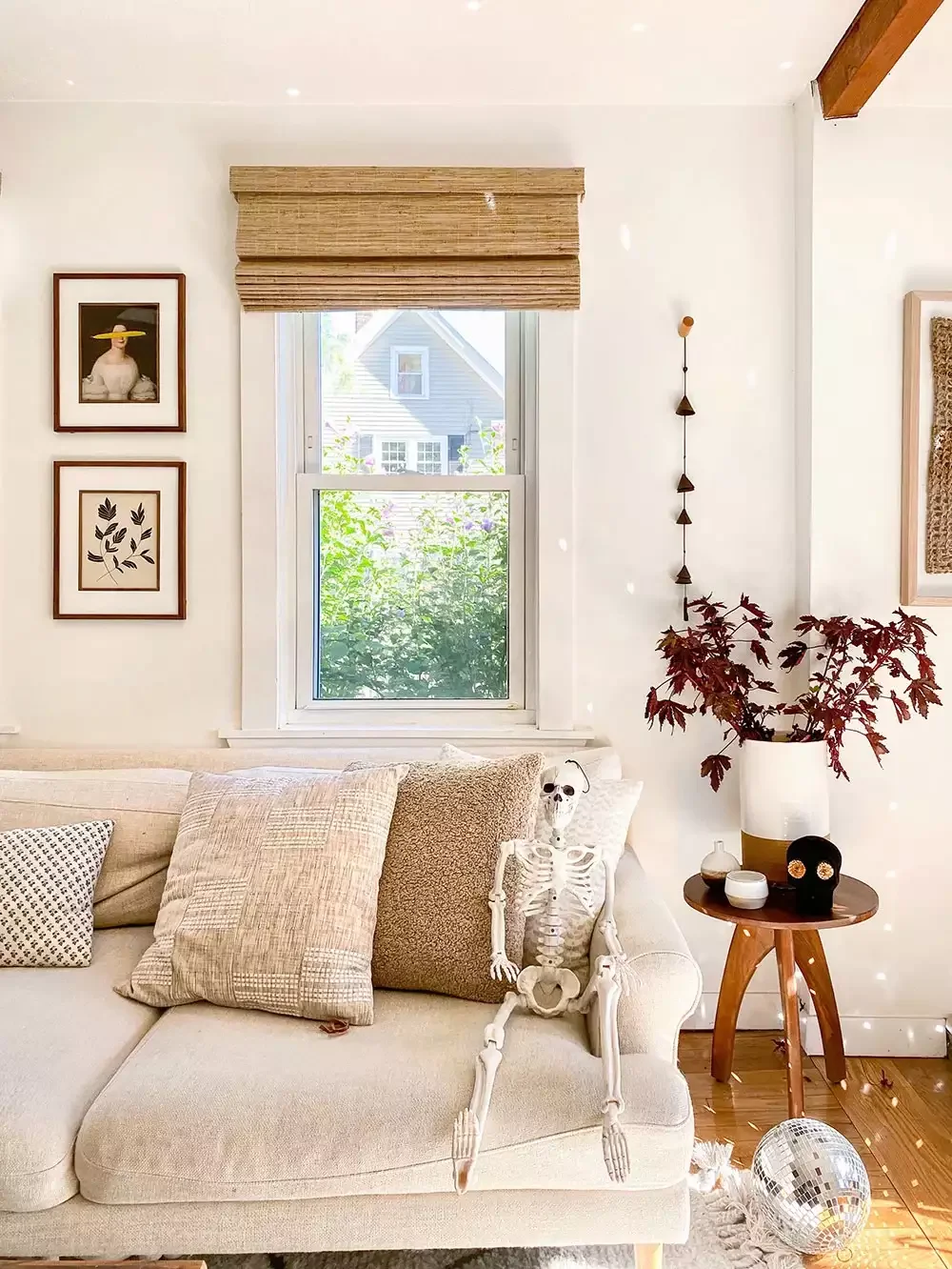 33 Autumn Living Room Ideas That'll Make Your Space Feel Incredibly Cozy 9 Spooky Side Table