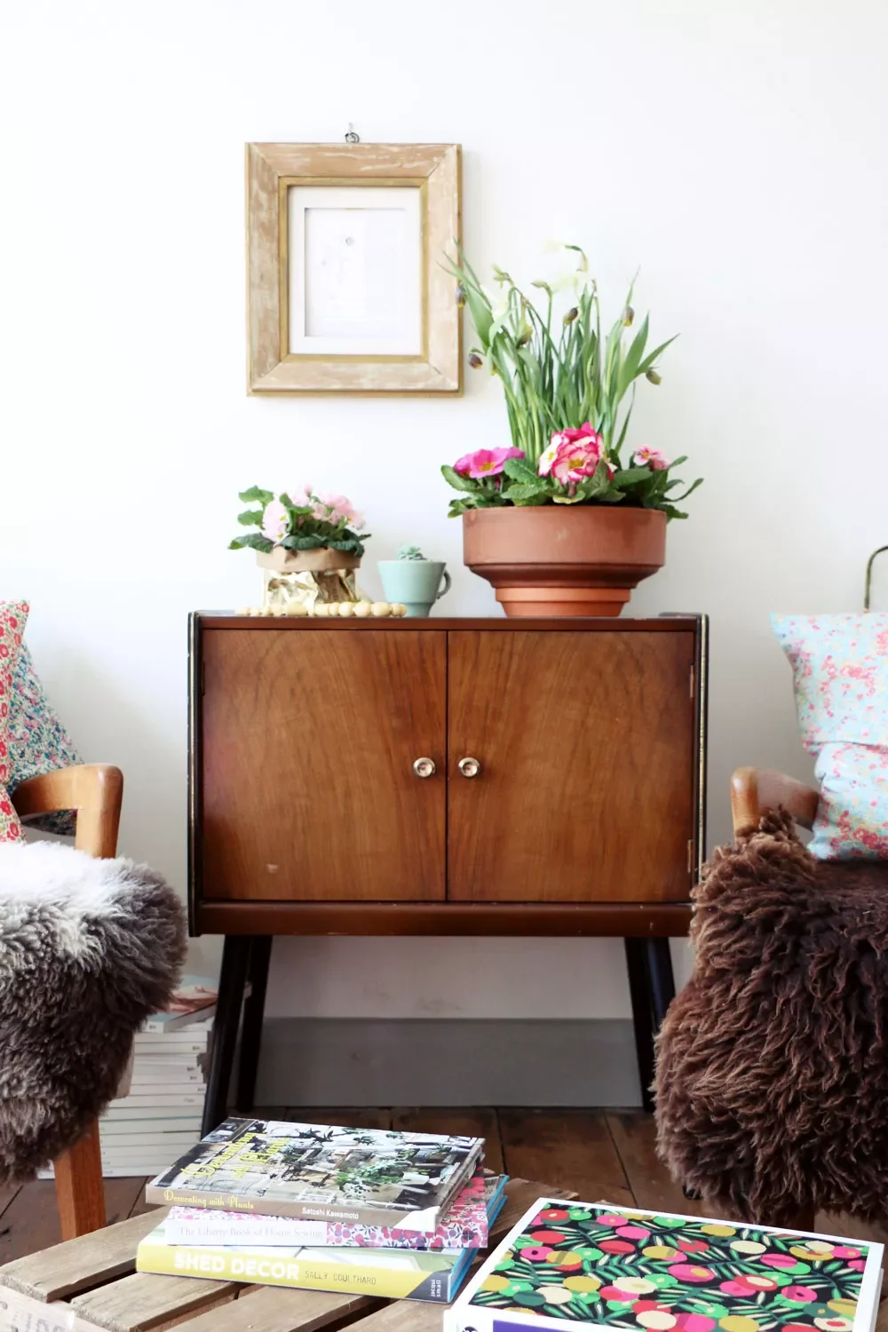 47 Fresh Spring Decorating Ideas to Welcome the New Season 24 Spring Table Decor