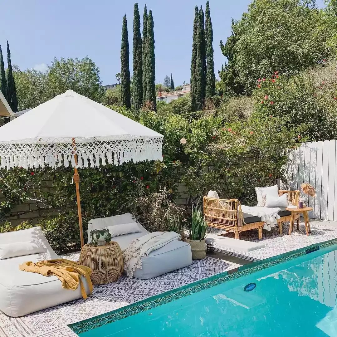 25 Outdoor Seating Ideas That'll Make You Want to Live Outside 16 Spruce Up Poolside Seating
