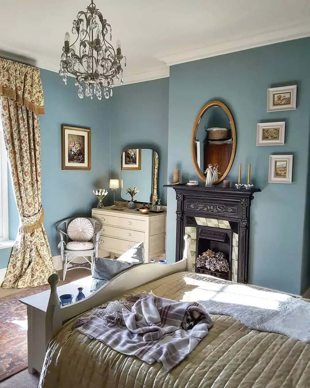 25 Charming Ways to Create Your Dream Vintage-Style Bedroom 20 Stagger Your Artwork