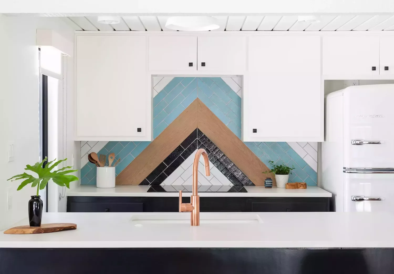 30 White Kitchen Cabinet Ideas That Will Always Be in Style Statement Backsplash