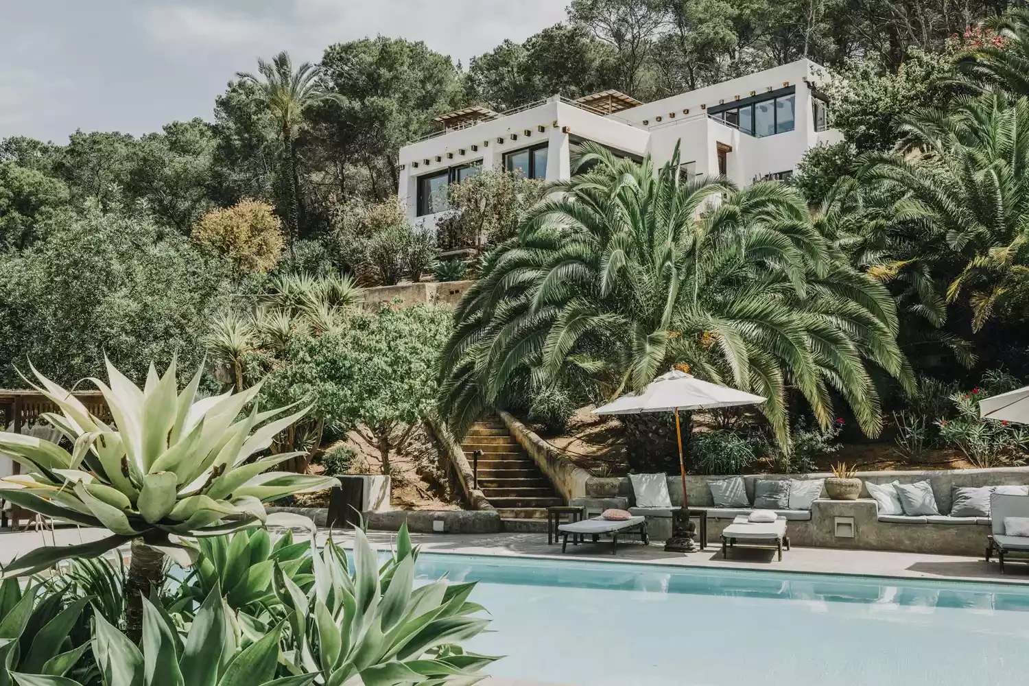 42 Stunning Retaining Wall Ideas to Transform Your Landscape Steep Retaining Wall