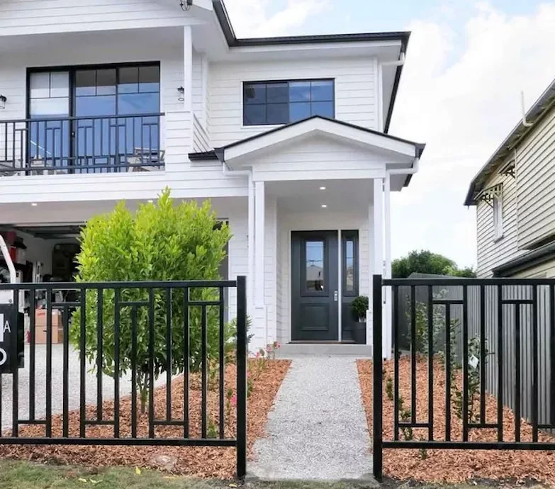 31 Stunning Front Yard Fence Ideas That Will Transform Your Home's Curb Appeal Stick With Classic Black and White