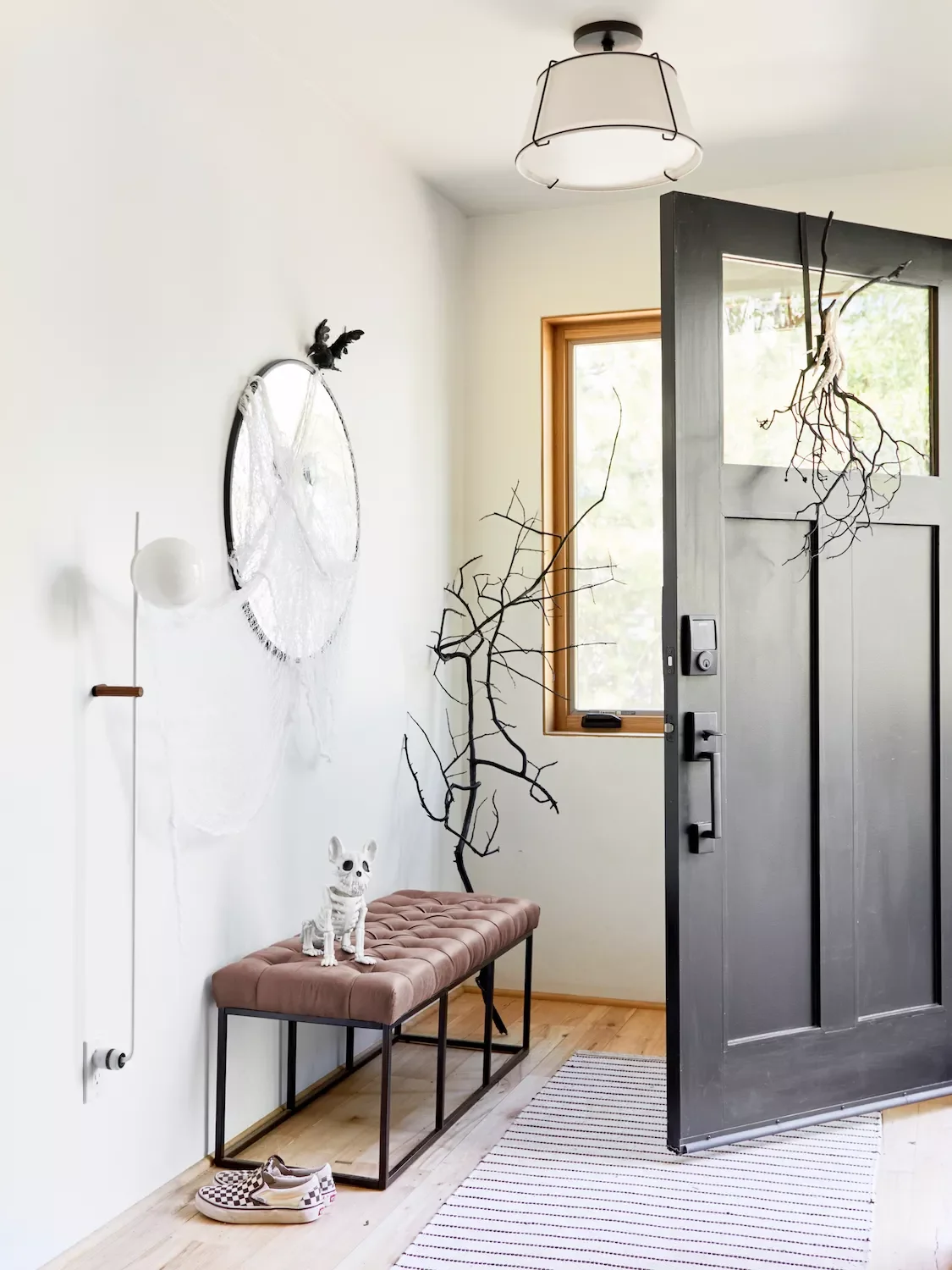 33 Stunning Fall Entryway Ideas That Transform Your Home for Autumn 28 Stick to Black and White
