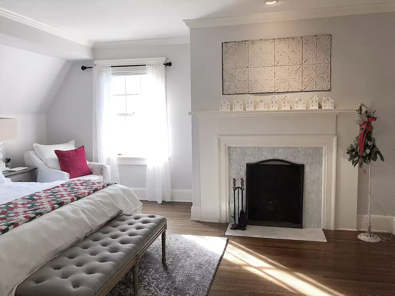 32 Christmas Bedroom Decor Ideas That Make Mornings Magical Stick to Traditional Colors