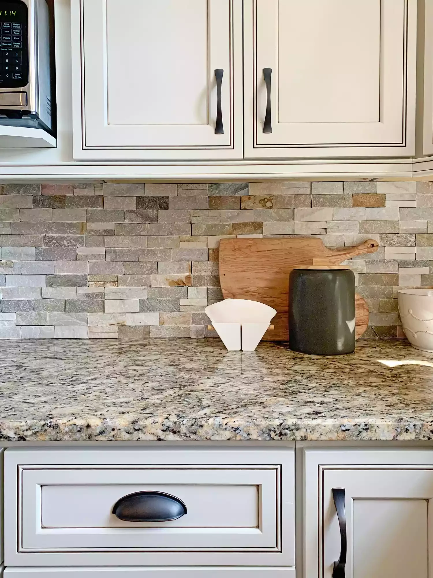 37 Stunning Backsplash Ideas That Make White Cabinets and Granite Countertops Shine Stone Backsplash