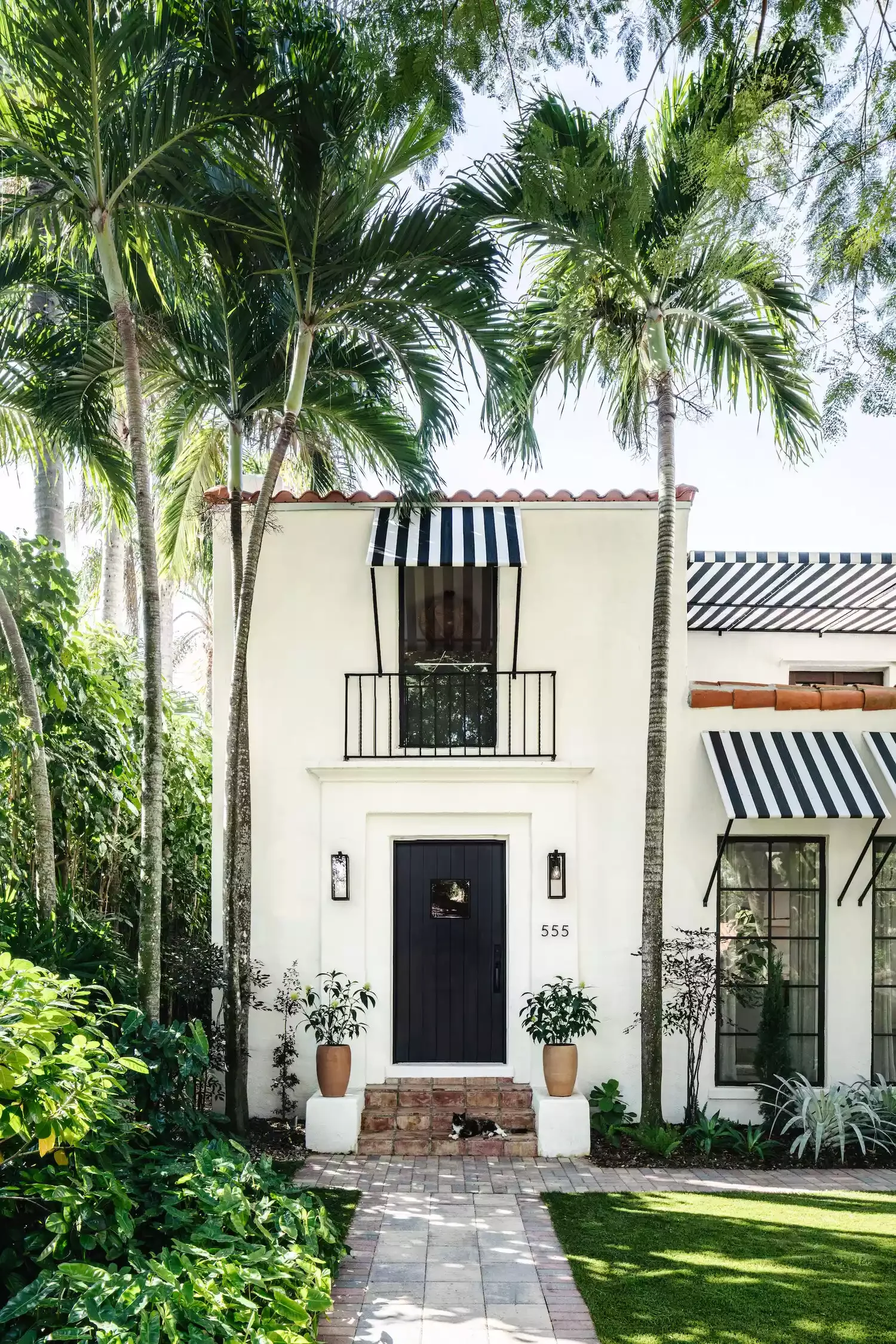 30 Front Walkway Ideas That Will Transform Your Home's First Impression Stone Paver Walkway