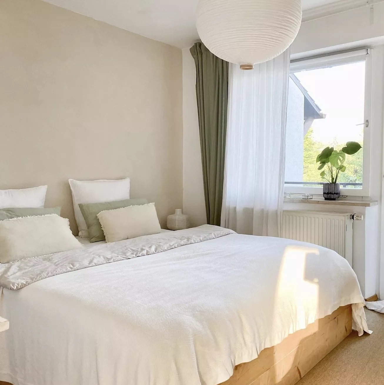 53 Fresh Summer Home Decor Ideas That'll Transform Your Space 3 Streamline Your Linens