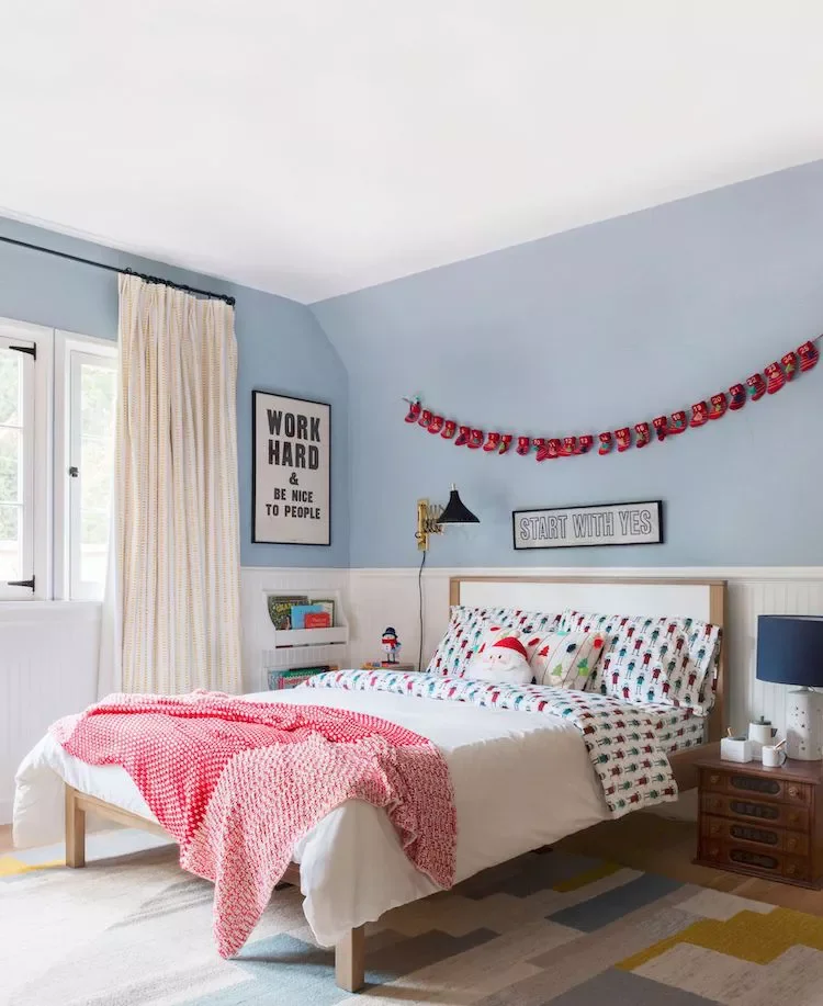 32 Christmas Bedroom Decor Ideas That Make Mornings Magical String Up a Wall Garland