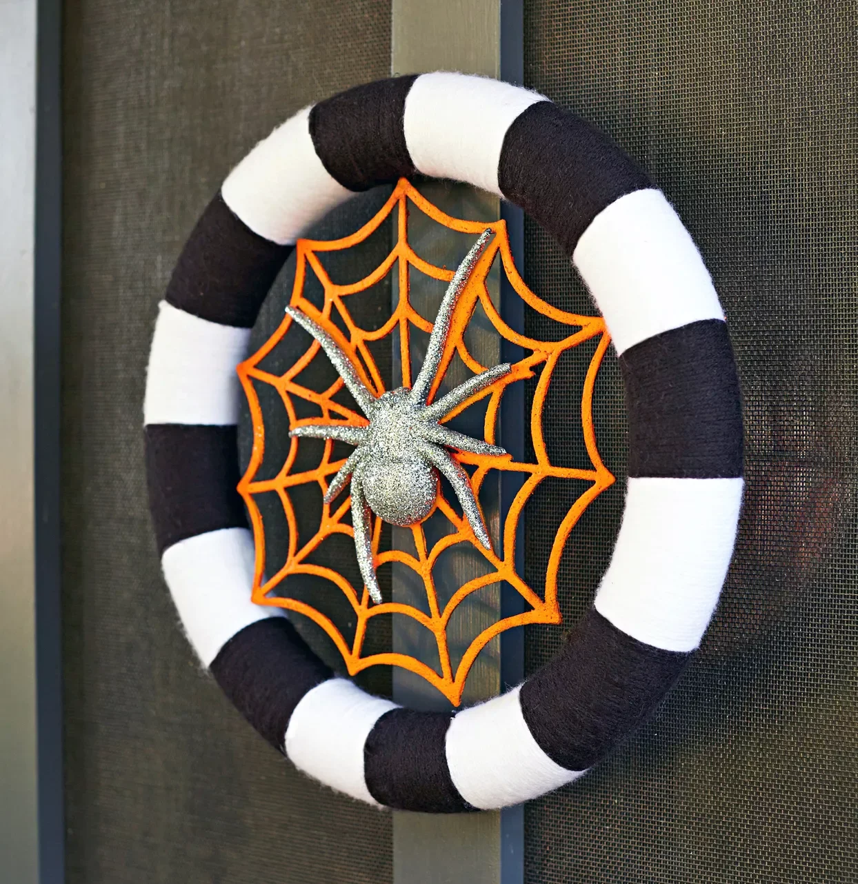80 Quick Halloween Crafts You Can Complete in One Day 20 Striped Spider Wreath