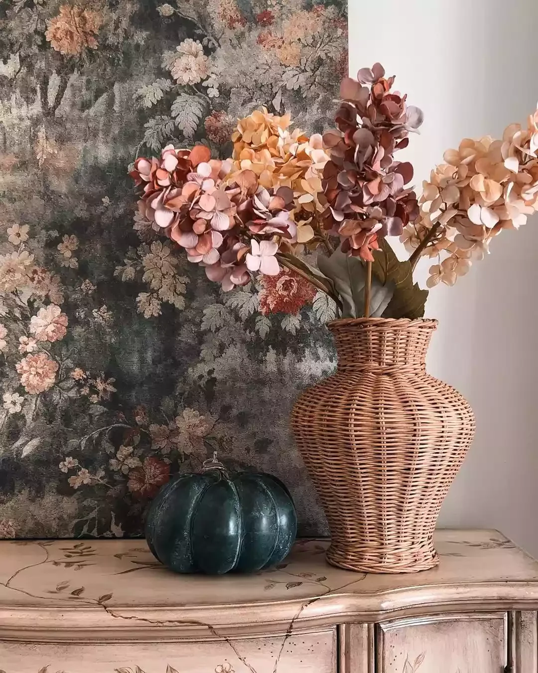 22 Cozy Fall Decorating Ideas That'll Transform Your Apartment This Season 21 Style Dried Hydrangeas