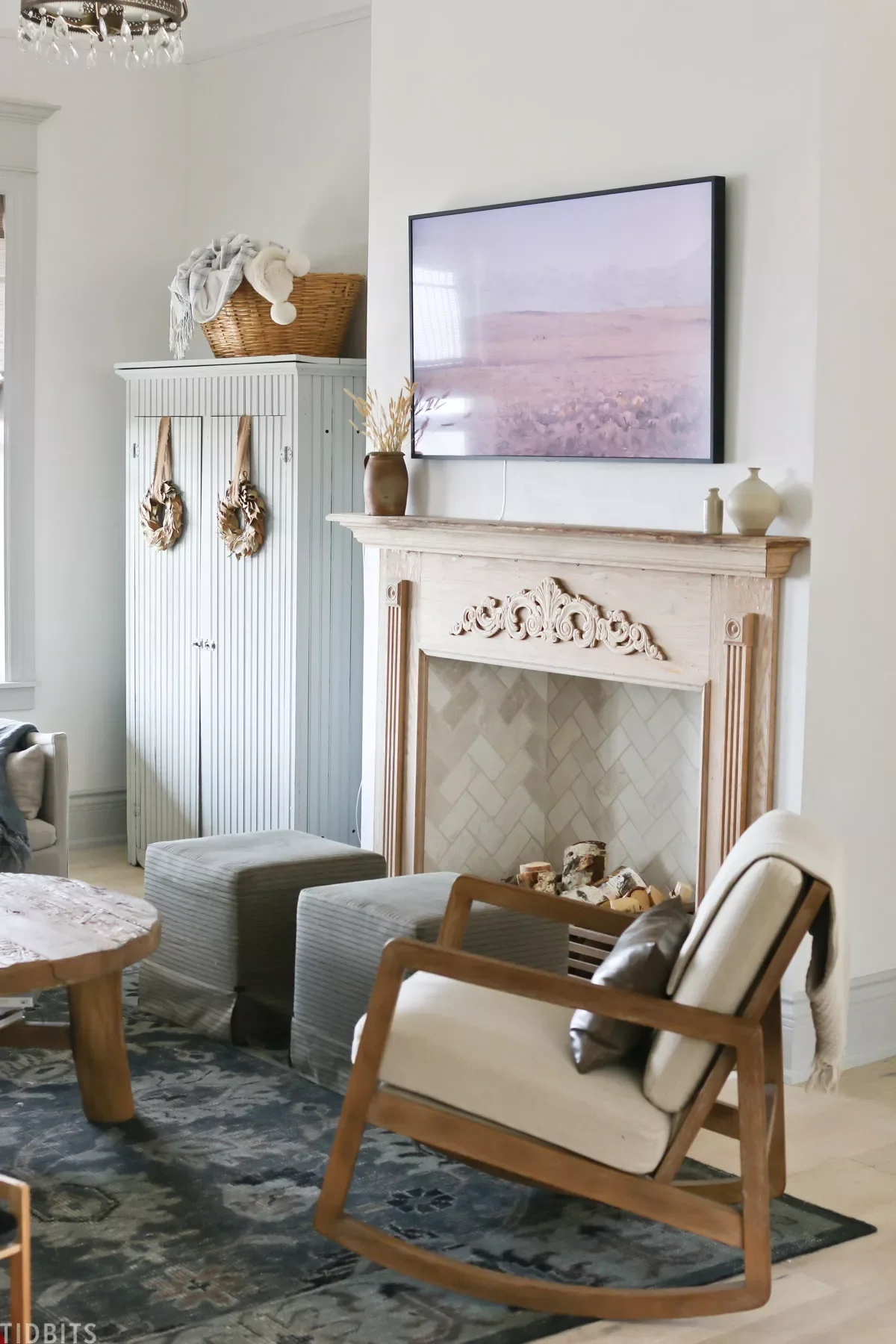 21 Beautiful Ways to Style Your TV Console Like a Pro 15 Style Those Vases