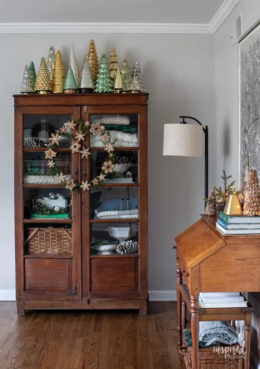 50 Christmas Decorating Ideas That Create a Designer Wonderland Style a Glass-Front Cabinet