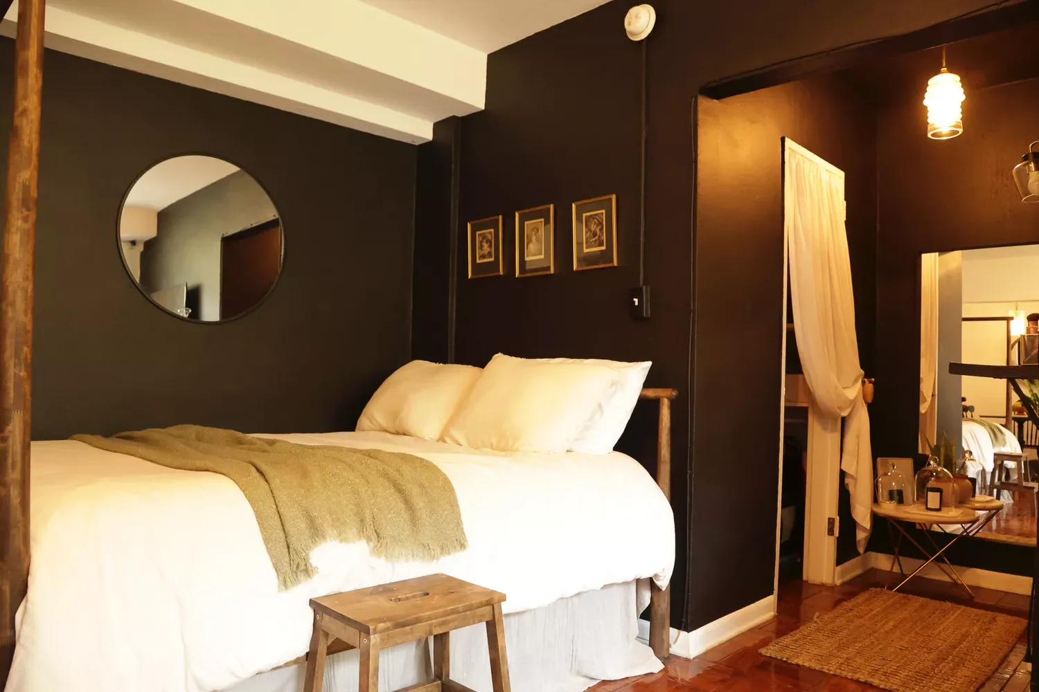 25 Charming Ways to Create Your Dream Vintage-Style Bedroom 19 Style a Stool