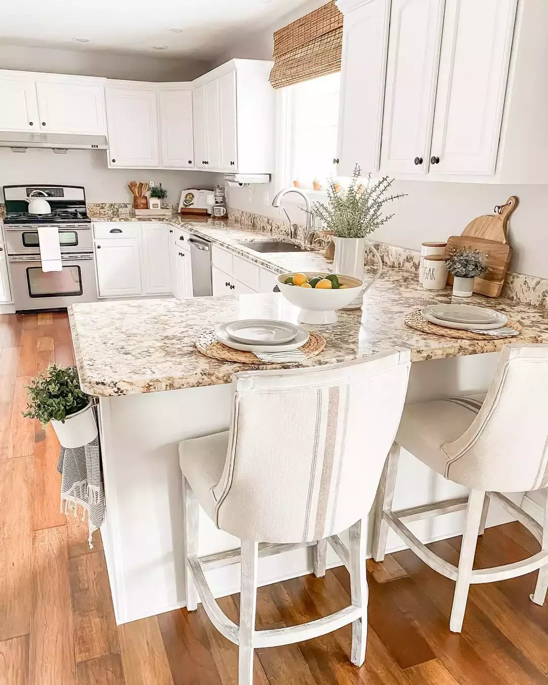 37 Stunning Backsplash Ideas That Make White Cabinets and Granite Countertops Shine Styled Accessories