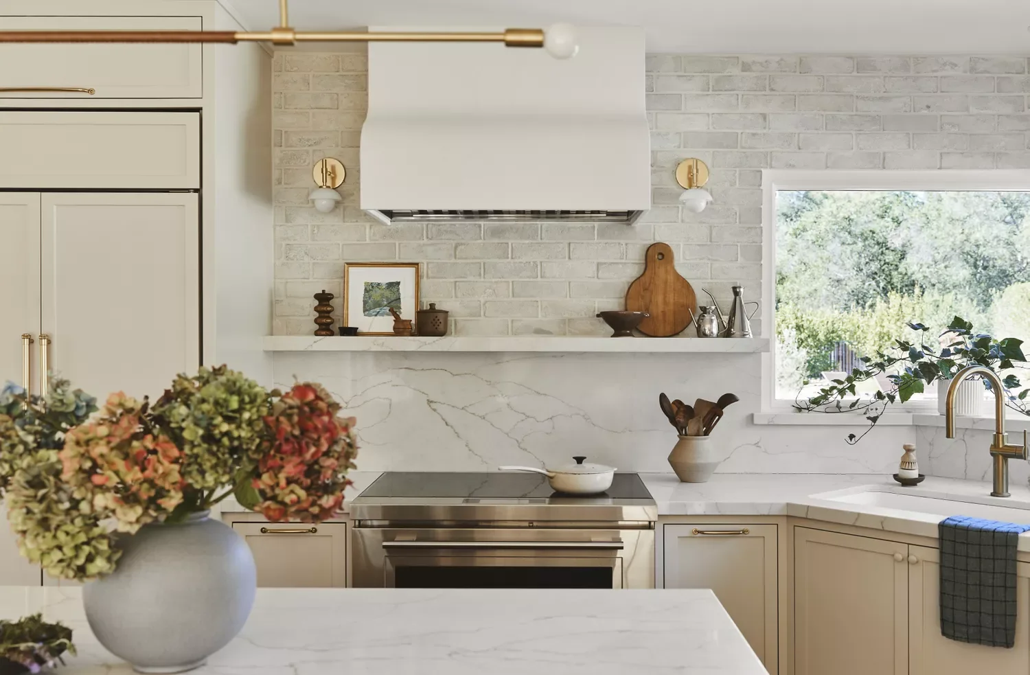 18 Stunning Black and Gold Kitchen Ideas That Transform Your Space Into a Sophisticated Haven 9 Subtle Black and Gold Accents