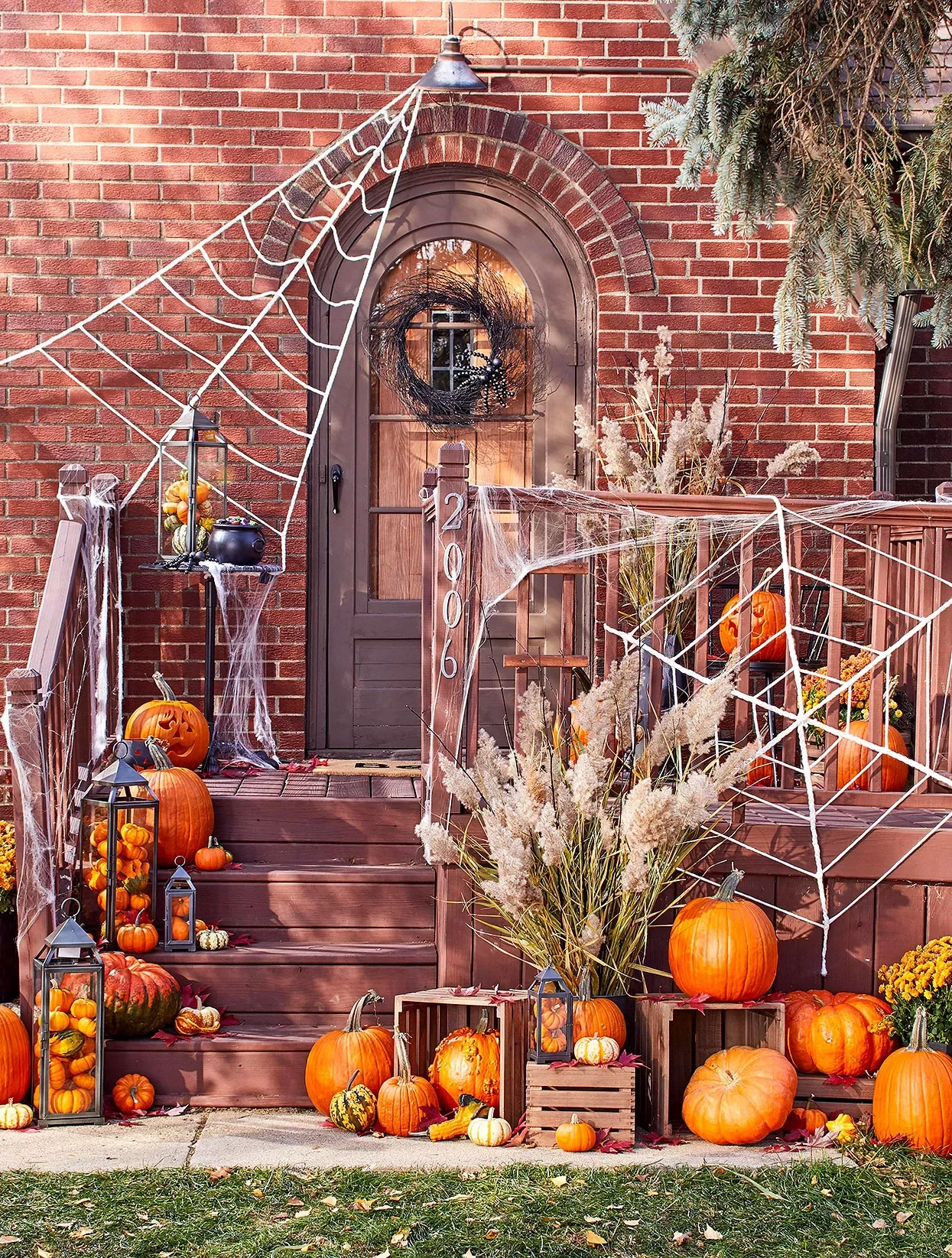 56 Creative DIY Halloween Decorations for Outdoor Spaces 20 Supersized Spiderwebs